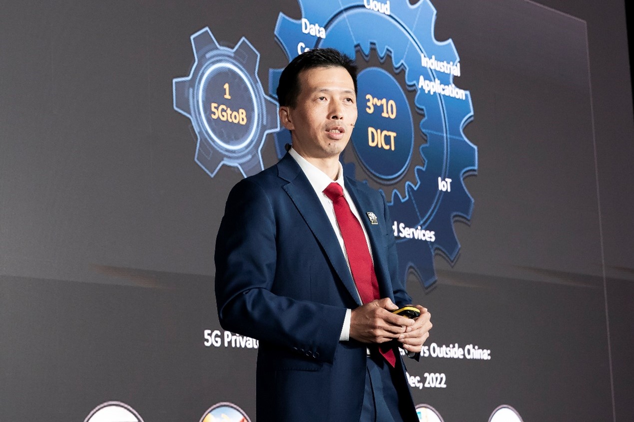 Mr. Peng giving a keynote speech at the Business Success Summit for MWC 2023