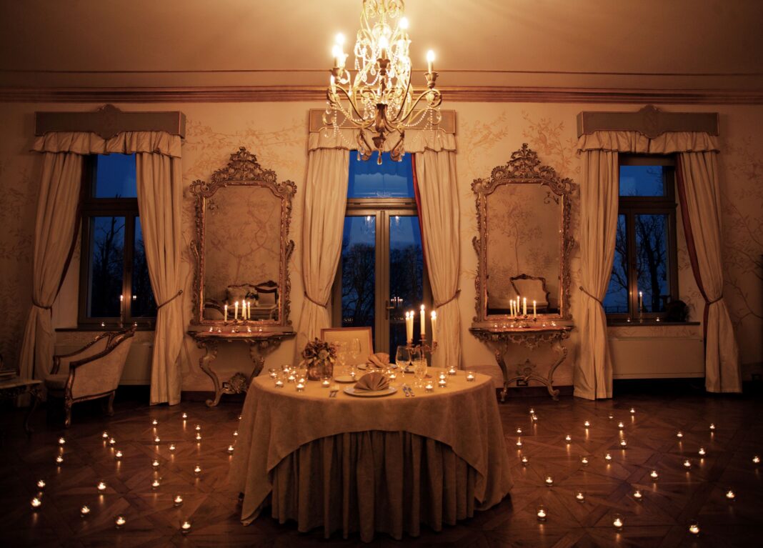 Gold-Room-with-101-candles_Chateau-Mcley-scaled